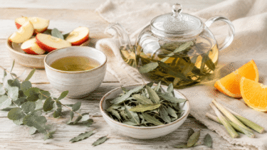 Geschnittene BIO Eukalyptusblätter von OmVeda mit Teekanne, Tasse, Orange, Apfel und Zitronengras